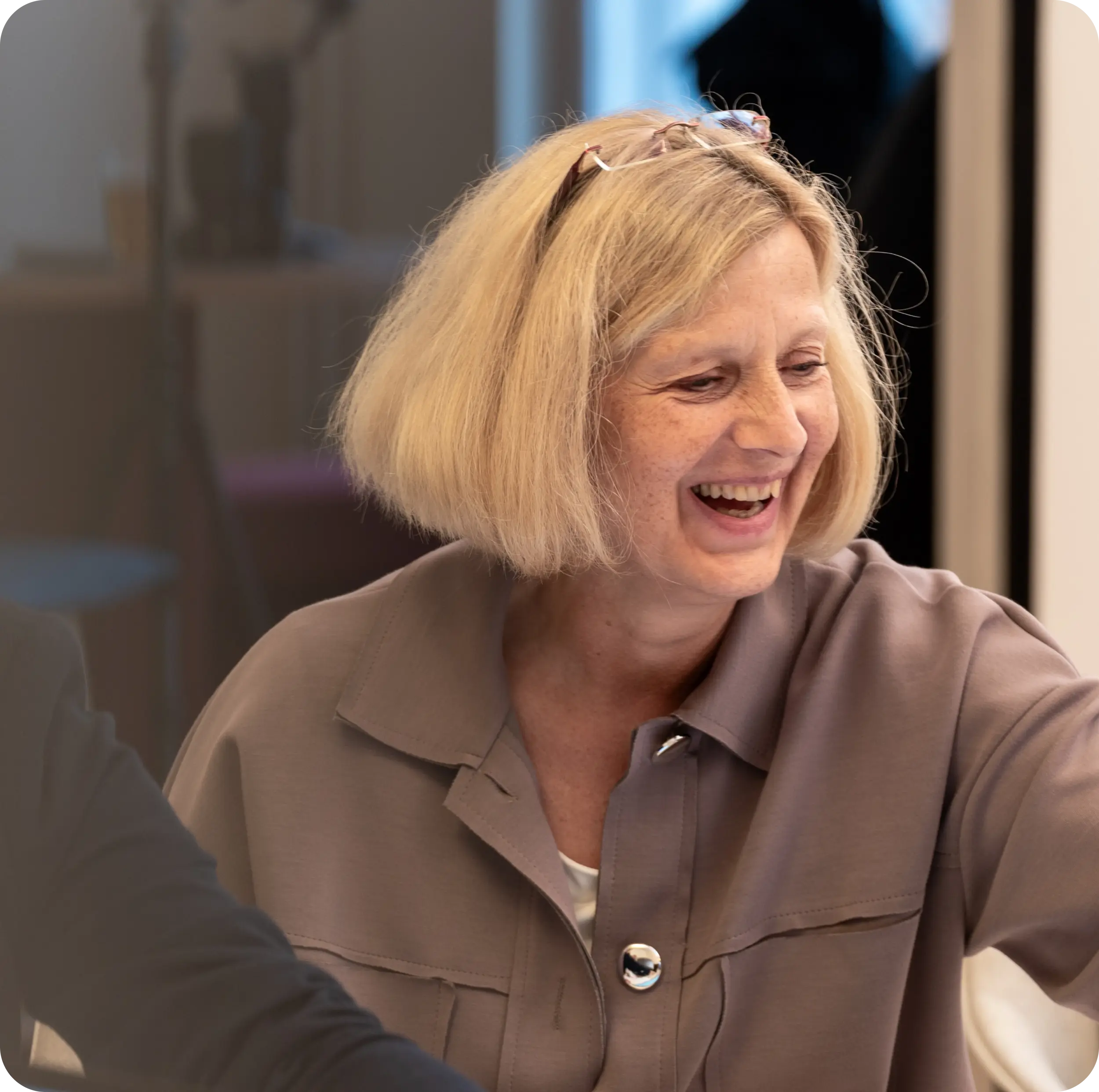 Claudia A. Cordt lacht herzlich während eines Beratungsgesprächs bei OMC Berlin