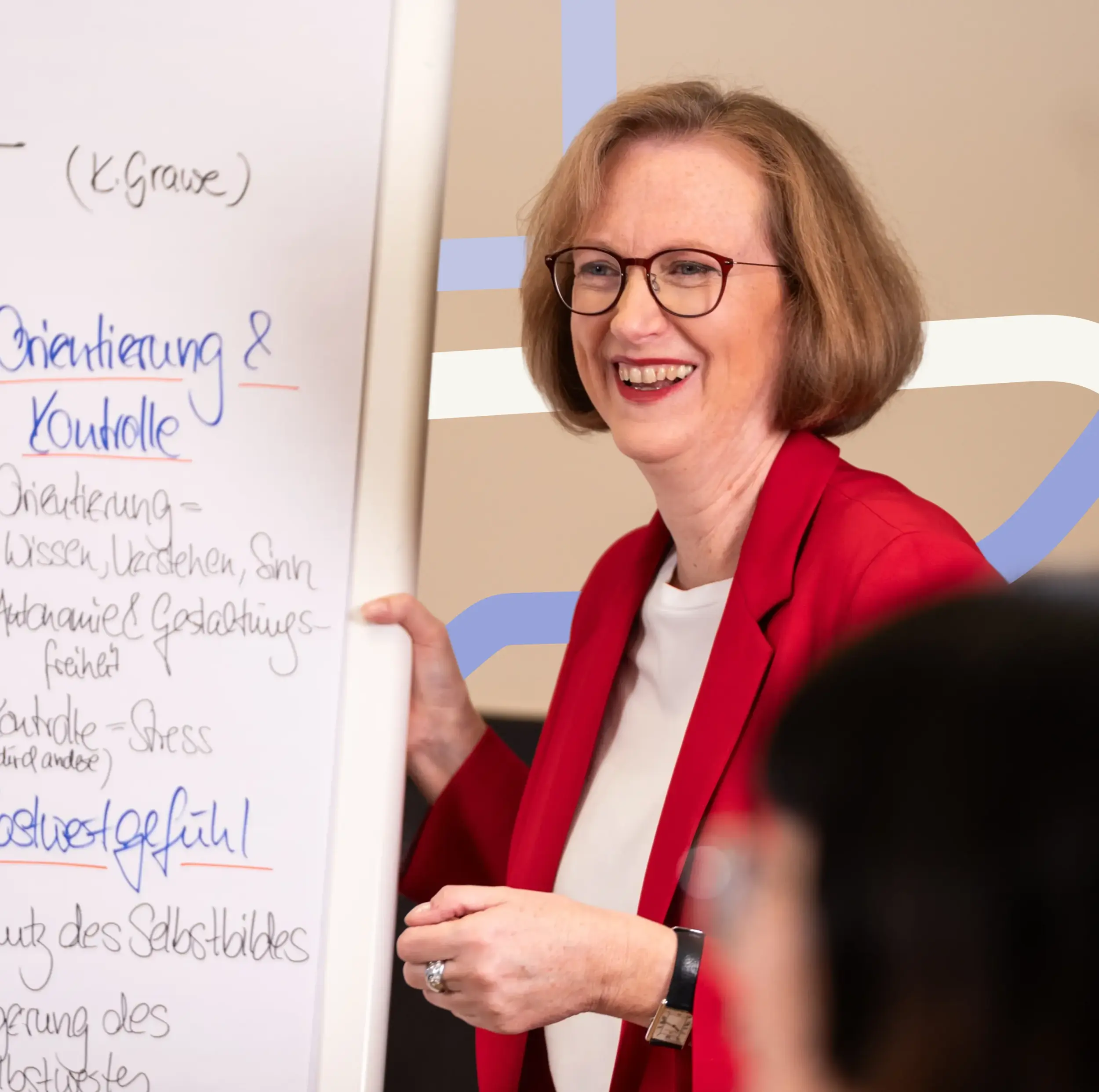 Beraterin erklärt Coaching-Inhalte am Flipchart in einem Workshop bei OMC Berlin