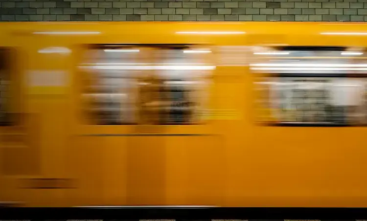 Verschwommener fahrender U-Bahn Zug aus Berlin