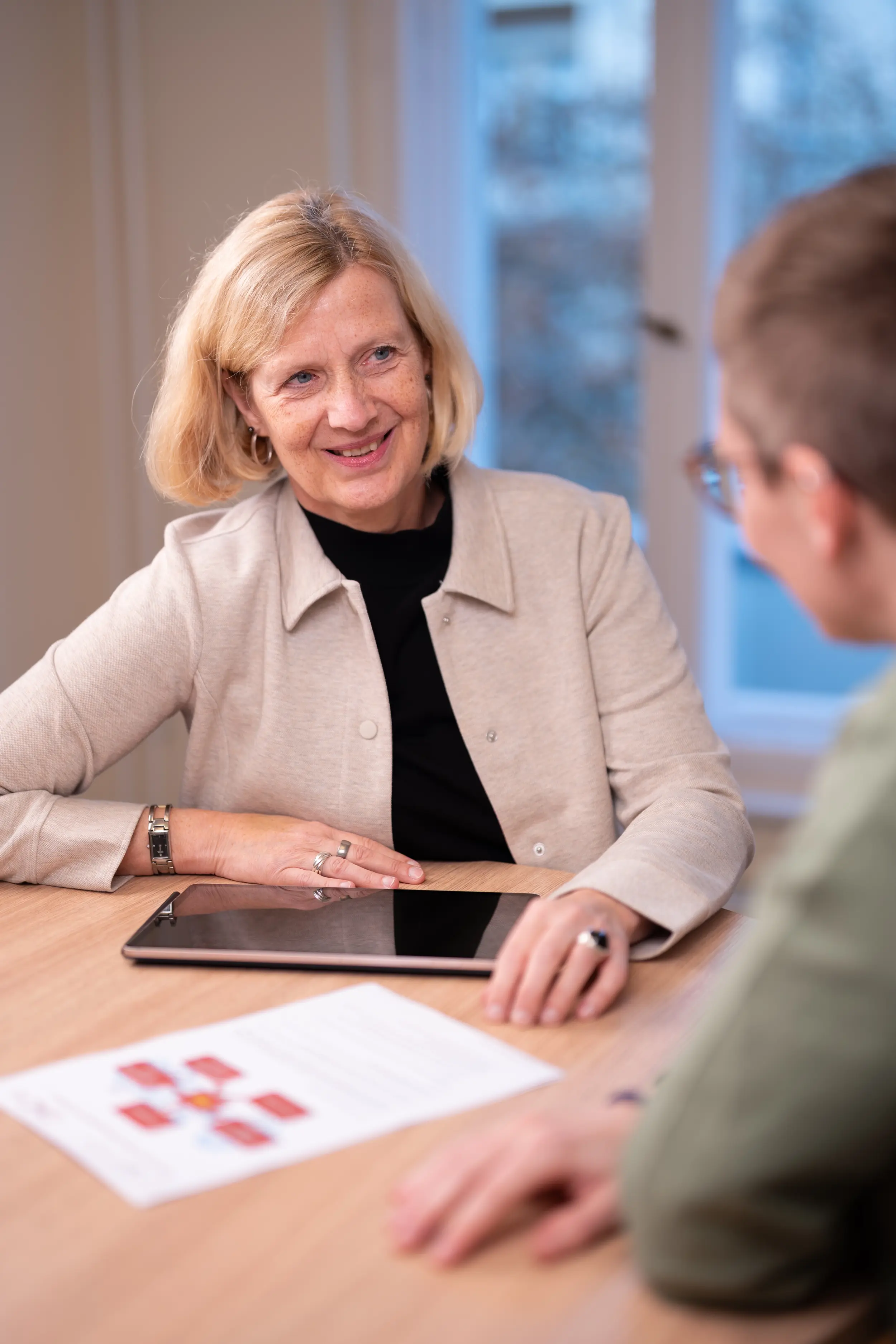 OMC Beraterin führt strukturiertes Eignungsdiagnostik-Gespräch mit digitalem Assessment in Berlin