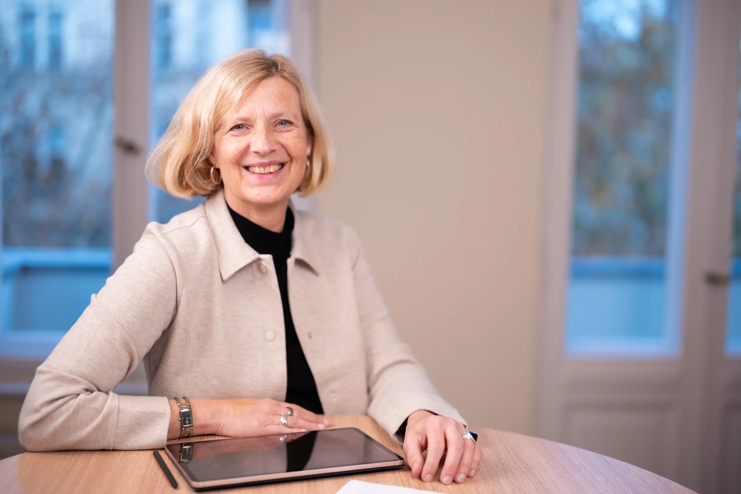 OMC Beraterin im vertrauensvollen Outplacement-Gespräch mit Klient in Berliner Beratungsbüro