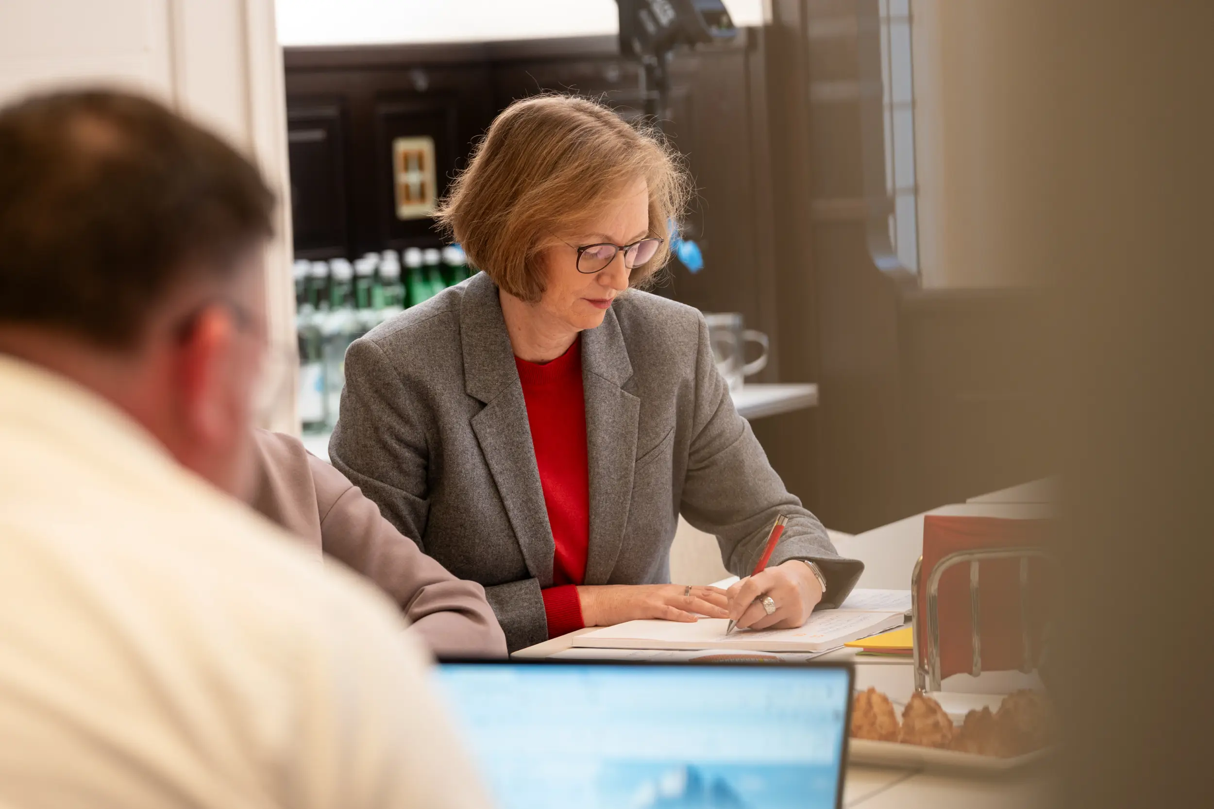 Beraterin leitet Personalentwicklungs-Seminar in historischem Berliner Tagungsraum