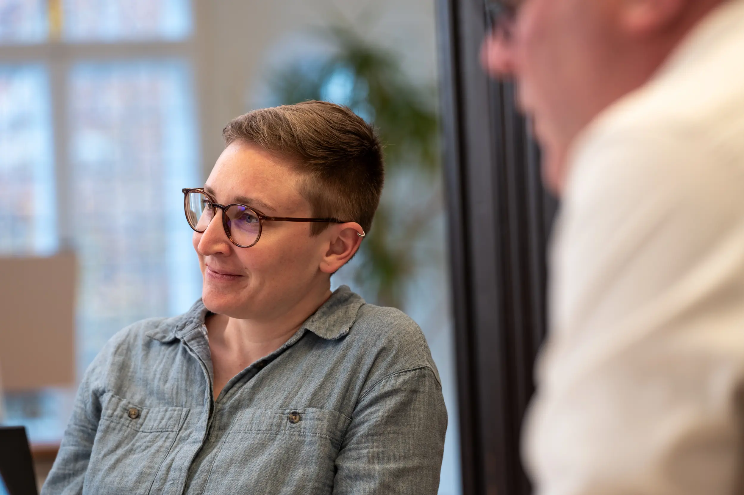 Beraterin im konzentrierten Einzelgespräch bei der Karriereberatung in Berlin