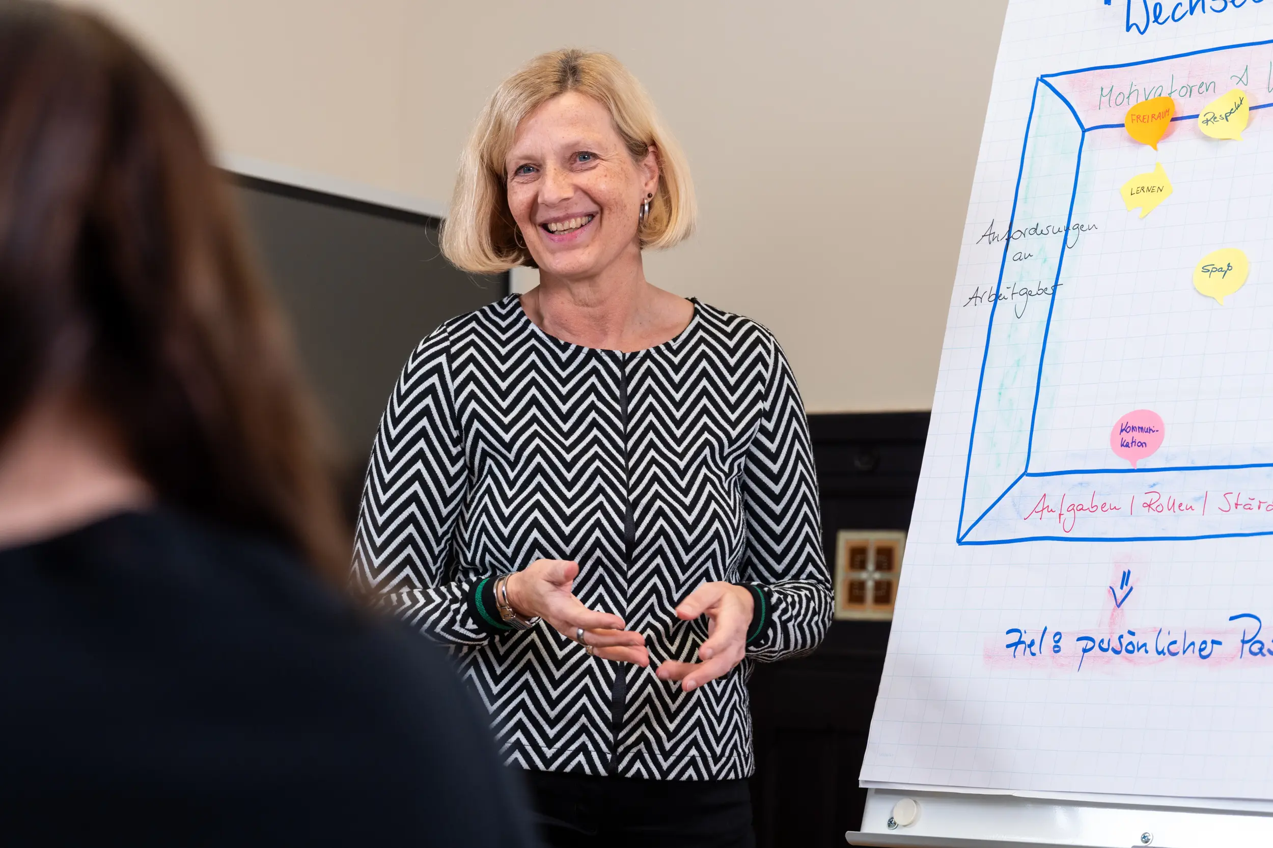 OMC Beraterin erklärt den persönlichen Wechselrahmen beim Outplacement-Workshop in Berlin