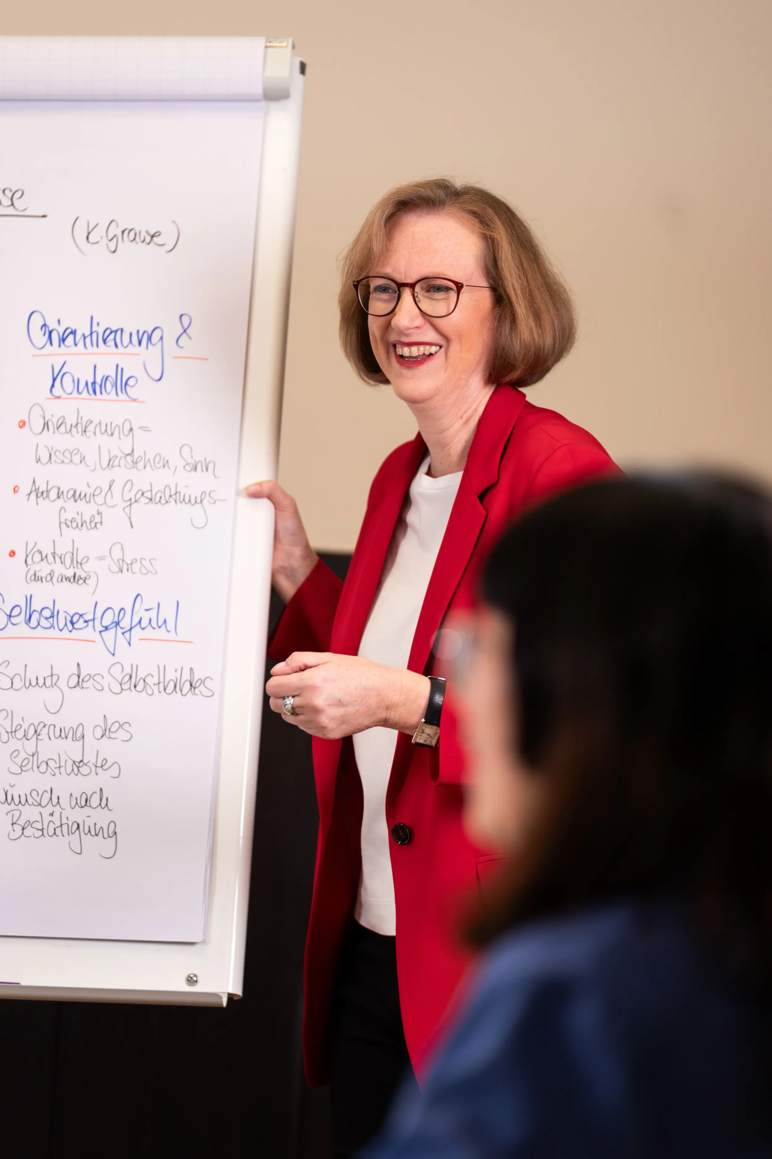 OMC Beraterin erläutert menschliche Bedürfnisse beim Personalentwicklungs-Workshop in Berlin