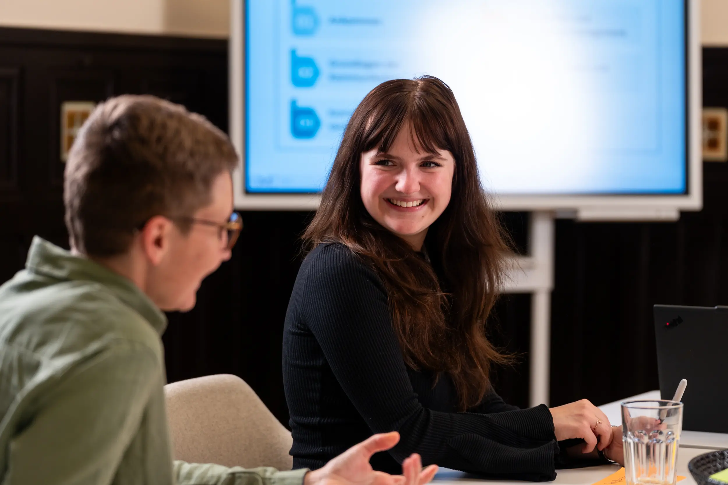 Begeisterte Seminarteilnehmerin beim OMC Berlin Personalentwicklungs-Workshop