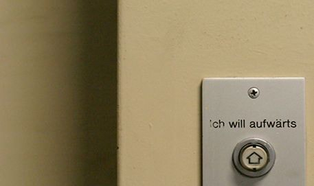 Ein Fahrstuhlknopf mit der Überschrift "Ich will aufwärts"